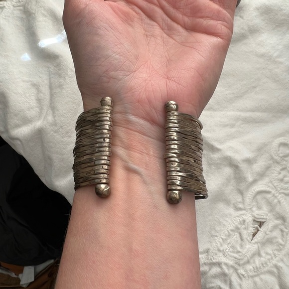 Vintage hammered band cuff bracelet - Picture 6 of 12
